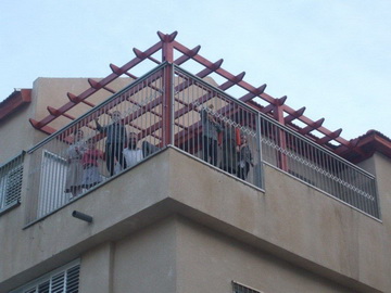 מעקה בטיחות למרפסת