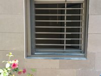 סורגית מדגם באנקר מותקנת על חלון בדירה בקומת קרקע. הסורגית נצבעה בצבע ייחודי  לבקשת הלקוח.