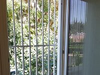 סורגית מדגם באנקר מותקנת על חלון גבוה במיוחד. הסורג נפתח עד לגובה של 180 ס"מ.