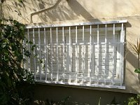 סורגית מדגם באנקר ניתנת להרכבה גם על הקיר החיצוני כמו במקרה זה. סורג מודולרי, המתכוונן למידת החלון ובאספקה מידית.