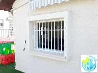 סורגית מדגם באנקר מותקנת בתוך הנישה של החלון. ניתן בתמונה לראות כיצד אפשר לשרשר שתי סורגיות ומעלה.