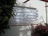 סורגית מדגם באנקר - התקנה רוחבית על קיר חיצוני