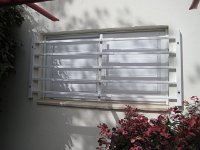 סורגית מדגם באנקר - התקנה רוחבית על קיר חיצוני