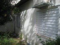 סורגית מדגם באנקר - התקנה רוחבית על קיר חיצוני. ניתן לראות שהסורג מורכב משתי יחידות מודולריות.