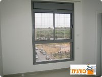 התקנה של סורגית על חלון גבוה במיוחד. ההתקנה נעשתה על כל החלון  במקרים של חלון גדול במיוחד ניתן לשרשר מספר סורגיות. ניתן לראות בתמונה שהשרשור, הנעשה באמצעות מהדקי כבל מיוחדים, אינו נראה לעין והסורג נראה אחיד לכל אורכו ורוחבו של החלון.