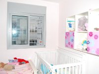 סורגית קלאסיק מותקנת על חלן בחדר הילדים. בטיחות מירבית + מראה אסטתי = מוצר מנצח!