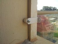 התקנת התפס על קיר בו החיפוי בולט פנימה מעט  במהלך השנים, פיתחה סורגית מגוון רחב מאד של פתרונות לכל מיני מצבים ולכל סוגי החלונות, דבר אשר ממצב אותה כחברה המובילה בישראל לייצור ושיווק סורגים לבטיחות ילדים. בתמונה ניתן לראות חלק מיוחד שפותח על מנת להתגבר על המרווח שיוצר האריח בהרכבת התפס כשהוא נכנס פנימה לתוך החלון.