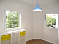 סורגית מדגם קלאסיק כמעט ואינה מורגשת על החלון. המראה העדין שלה מאפשר להמשיך וליהנות מהוף הנשקף מהחלון.  כמו כן סורגית חזקה מאד ובטיחותית, עשויה פלדה ועומדת בכל דרישות הבטיחות של התקן בכל הסעיפים הקשורים לבטיחות ילדים לרבות עומסי משקל (אם ילד נשען או מטפס על החלון).