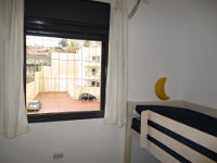 סורגית מדגם קלאסיק מותקנת על חלון בחדר הילדים.  ניתן לראות עד כמה מסוכן המצב בו קרובה המיטה לחלון. בזכות סורגים הילדים בחדר זה בטוחים וההורים נהנים משקט נפשי.