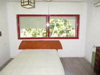 סורגית מדגם קלאסיק מותקנת על חלון חדר השינה בדירה בעיר כפר סבא  ניתן לראות בתמונה עד כמה המיטה קרובה לחלון ומהווה מעין סולם. סורגית מבטיחה שהילד לא יפול חלילה מהחלון.