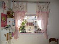 סורגית מדגם קלאסיק משתלבת בצורה מושלמת בחלון חדר הילדים.  מראה יפה ואלגנטי