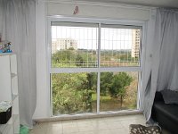 סורגית מותקנת על חלקו הפתוח של החלון.  לצורך ההתקנה בתצורה הזו, נעשה שימוש בפרופיל תחתון שקובע בגובה הסף של חצי החלון. התפסים בחלק התחתון של הסורגית קובעו לפרופיל זה.