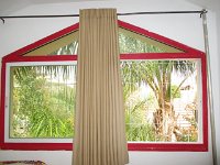 התקנה על חלון לא סטנדרטי.  על מנת לקבע את הסורגית בחלק העליון נעשה שימוש בפרופיל ארוך שקובע במקביל לבסיס המשולש. התפסים קובעו לפרופיל זה.