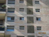 הרכבת סורגית מדגם קלאסיק על חלונות חדר הילדים וחלון הסלון.  בחלונות גדולים אפשר להתקין סורגית על חציו הנפתח של החלון בלבד