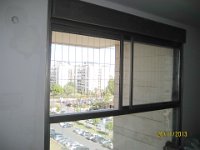 סורגית מדגם קלאסיק מותקנת על חלון גדול מאד.