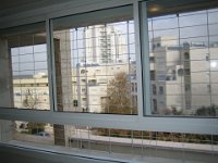 התקנה סורגית על חלון גבוה ורחב במיוחד