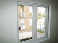 סורגית מדגם קלאסיק - מבט מתוך הבית  התקנת סורגית קלה מאד. כל שצריך הוא מקדחה ביתית פשוטה. הסורגית מגיעה עם קיט הרכבה הכולל את כל החלקים הדרושים להרכבתה וכן הוראות הרכבה מפורטות.