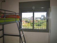 התקנה בחדר הילדים, הסכנה מוחשית כשניתן לראות עד כמה המיטה קרובה לחלון