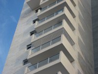 סורגית מדגם קלאסיק מותקמת על מרפסת שלמה בדירה בבניין מגורים בעיר אשדוד.