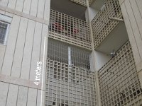 סורגית מותקנת על חלון גדול מאד במרפסת הכביסה (בצד החיצוני).  במקרה זה הלקוח רצה את הסורגית על מנת להרתיע גנבים.  הלקוח סבור שעצם העובדה שסורגית מותקנת על החלון היא מונעת מצב של פירצה הקוראת לגנב. ניתן לראות את מידותיו הגדולות של החלון, לשם כך שורשו מספר סוריגיות.