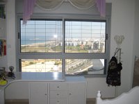 התקנה של סורגית על חלון גדול בחדר השינה. ניתן לשראות עד כמה השידה קרובה לחלון. סכנת נפשות כשמדובר בבטיחות ילדים