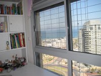 סורגית מדגם קלאסיק מותקנת על חלון גדול מאד בחדר הילדים בדירה בבניין מגורים גבוה בעיר אשדוד  באמצעות מהדקים מיוחדים ניתן לשרשר מספר רב של סורגיות ובעצם כך להתקין את הסורגים על חלונות גדולים במיוחד.