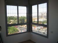 סורגית מדגם קלאסיק מותקנת על חלון פניתי המהווה למעשה שני חלונות.