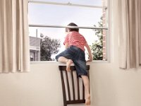 למצב כזה אף הורה לא היה רוצה להגיע ולכן התקינו סורגית עוד היום!  הסיוט הכי גדול הוא שילד יגרור כסא ויטפס על החלון. זה בהחלט עלול לקרות ולכן אסור לקחת צ'אנס בנושא בטיחות ילדים.