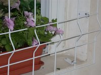 מבט מחוץ לבית  בכל הסורגיות יש בליטה בחלק התחתון של הסורגית.  לבליטה זו שתי מטרות: 1. להוות קורת הקשחה ולהוסיף חוזק לסורגית 2. להוות קישוט לסורג