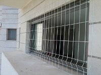 שרשור מספר סורגיות על מנת לסרג חלון גדול - מבט מבחוץ  עזרת מהדקים מיוחדים אותם אנו מספקים ניתן לשרשר מספר בלתי מוגבל של סורגיות ולכסות חלונות גדולים במיוחד. בתמונה חלון במידות 240 ס"מ * 120 ס"מ