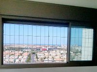 שרשור מספר סורגיות על מנת לסרג חלון גדול - מבט מבפנים  עזרת מהדקים מיוחדים אותם אנו מספקים ניתן לשרשר מספר בלתי מוגבל של סורגיות ולכסות חלונות גדולים במיוחד. בתמונה חלון במידות 240 ס"מ * 120 ס"מ