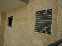 סורגית פרימיום אופקי - הסורגית עשוייה אלומיניום אלחלד ומצופה בשכבת אנודייז (סוג של גילוון לאלומיניום) ואינה מצריכה תחזוקה כלל וכלל  שכבת אנודייז מהווה שכבת המצפה את הלומיניום ומגנה עליו לאורך שנים רבות (בדומה לגילוון של סורגים מברזל). בזכות שכבה זו הסורג אינו דורש תחזוקה ושומר על מראהו לאורך שנים רבות. : סורגים, סורגים לילדים, סורגים לחלונות, סורגים מחיר, סורג, סורג לבית, סורג לחלון, סורגית