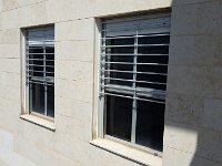 מבט מבחוץ סורגית מדגם פרימיום אופקי מותקנת על חציו העליון של החלון  התכונה של סורגית מדגם פרימיום להתכוונן למידות החלון מאפשרת להכניס את הסורג לתוך מסגרת החלון, צמוד כמה שיותר לחלון ובכך לצמצם את המרווח בין החלון לסורג על מנת שילד לא יוכל להכניס בתוכו רגל. : סורגים, סורגים לילדים, סורגים לחלונות, סורגים מחיר, סורג, סורג לבית, סורג לחלון, סורגית