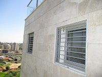 התקנה של סורגית מדגם פרימיום אופקי בחלונות של דירת גג  ניתן לראות שמראהו האופקי של הסורג מזכיר יותר תריס מאשר סורג וזהו נותן תחושה אסטתית יותר בעיקר לאלו אשר אינם אוהבים לראות סורגים על חלונות ביתם : סורגים, סורגים לילדים, סורג, סורגית