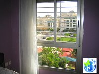 סורגית מדגם פרימיום אופקי מותקנת על חציו העליון של החלון  במקרים בהם חציו התחתון של החלון קבוע ורק חציו העליון נפתח, ניתן להתקין את הסורגית מדגם פרימיום אופקי רק על חלקו העיליון אשר מהווה סכנה של נפילת ילדים חלילה. הדבר מאפשר להשאיר את החלק התחתון של החלון ללא סורג ולהמשיך להינות מהנוף. : סורגים, סורגים לילדים, סורג, סורגית