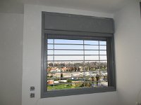 סורגית מדגם פרימיום אופקי מותקנת על חלון בחדר השינה  הסורג קל מאד להרכבה עצמית. הוא מתכוונן למידת החלון ובאופן תיאורתי ניתן לשרשר אינסוף סורגיות : סורגים, סורגים לילדים, סורג, סורגית