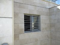 סורגית פרימיום אופקי מותקנת על חלון - מבט מבחוץ  כל מוצרי סורגית הינם מוצרי מדף מודולריים הניתנים להעברה מדירה לדירה ולכן מתאימים מאד להתקנה בדירות שכורות : סורגים, סורגים לילדים, סורג, סורגית