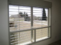 סורגית מדגם פרימיום אופקי מותקנת על חלון וטרינה גדול במיוחד בסלון  על ידי שימוש בקורת עזר ניתן להתקין סורגית מדגם פרימיום על חלונות גדולים במיוחד : סורגים, סורגים לילדים, סורג, סורגית