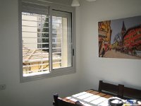 סורגית מדגם פרימיום אופקי מותקנת על חלון בפינת האוכל  ניתן לשים לב בתמונה עד כמה קרוב השולחן לחלון, במקרה כזה חובה להתקין סורגים לבטיחות הילדים על החלון : סורגים, סורגים לילדים, סורג, סורגית