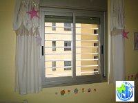 סורגית מדגם פרמיום אופקי מותקנת על חלון בחדר הילדים  סורגית מדגם פרימיום אופקי הינה סורג איכותי ביותר בעל מראה יפה המשתלב עם התריס ואינו מזכיר סורגים כלל וכלל : סורגים, סורגים לילדים, סורג, סורגית