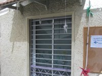 סורגית מדגם פרמיום אופקי מותקנת על חלון בגן ילדים  הגננת היתה לחוצה מאד גם מהסכנה של חלון חשוף וגם מביקורת שהיתה אמורה להגיע אליה לגן. בתוך שעתיים מרגע שתהקשרה כבר היו מותקנים הסורגים על החלון בגן הילדים : סורגים, סורגים לילדים, סורג, סורגית