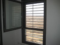 סורגית פרימיום אופקי מותקנת על כל החלון כולל החלק של הזכוכית הקבועה : סורגים, סורגים לילדים, סורג, סורגית