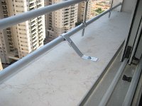 סורגית פרימיום אופקי - מבט על תפס החיזוק בחלון רחב במיוחד  נציגנו בוחנים על מקרה לגופו של עניין ודואגים לספק את כל אביזרי העזר הנוספים במידת הצורך. בתמונה ניתן לראות תפס עזר לחיזוק הסורג : סורגים, סורגים לילדים, סורג, סורגית