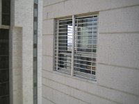 סורגית מדגם פרימיום אופקי מותקנת על חלון גדול. לשם כך הותקנה קורת עזר על מנת לחזק את הסורגים. : סורגים, סורגים לילדים, סורג, סורגית