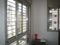 סורגית מדגם פרימיום אופקי - מבט מתוך הבית על חלונות גדולים במיוחד  סורג מודולרי, חזק בטיחותי ויפה במחיר שווה לכל כיס ובאספקה מידית. : סורגים, סורגים לילדים, סורג, סורגית