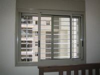 סורגית מדגם פרימיום ואפקי מותקנת על לחלון חדר הילדים. המיטה קרובה לחלון והסורגית מהווה פיקוח נפש של ממש  בשתי פסיעות בלבד יכול להגיע הילד לסף החלון כשהמיטה מהווה מדרגה. לכן, אין פשרות. סורגים על החלונות לבטיחות ילדים הם חובה בכל בית. : סורגים, סורגים לילדים, סורג, סורגית