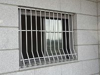 מבט מבחוץ  כפי שניתן לראות בתמונה, הבטן בחלק התחתון של הסורג עוצבה כך שגם מצד אחד תעניק תחושת עומק וגם מצד שני תהיה מספיק בטיחותית כדי שילד לא יוכל חלילה לשבת עליה או להכניס רגל.