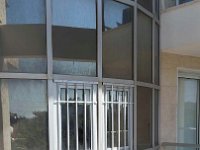 סורגית פרימיום אנכי - מבט מחוץ לבית  ישנם מקרים בהם כמעט ולא ניתן להתקין סורגים על החלונות. כזכות התכנון והנדסת האנוש היעילה של סורגית, אנו יכולים להתקין את סורגית מדגם פרימיום כמעט על כל חלון.