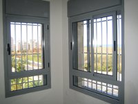 סורגית פרימיום אנכי - מבט מתוך הבית