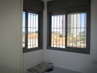 סורגית פרימיום אנכי - מבט מתוך הבית